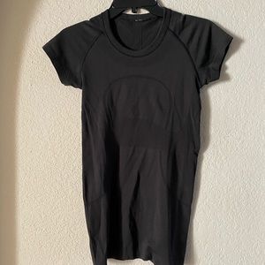 Lululemon swiftly tech short sleeve size 4